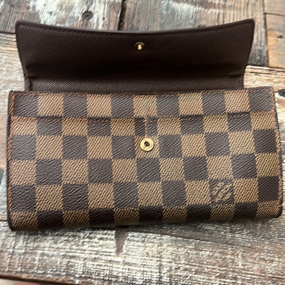 Louis Vuitton Damier Ebene Pattern Sarah Wallet - Picture 10 of 10